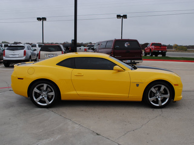 chevrolet camaro 2010 yellow coupe ss gasoline 8 cylinders rear wheel drive automatic 76087