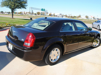 chrysler 300 2005 black sedan limited gasoline 6 cylinders rear wheel drive automatic 76018