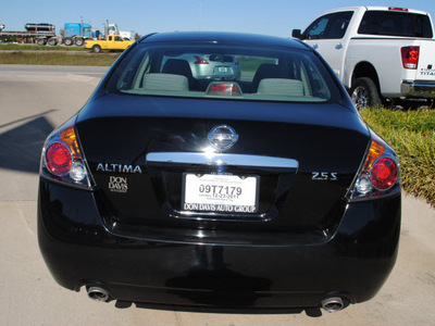 nissan altima 2009 black sedan 2 5 s gasoline 4 cylinders front wheel drive automatic 76018