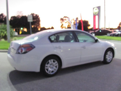 nissan altima 2012 white sedan s gasoline 4 cylinders front wheel drive automatic 33884