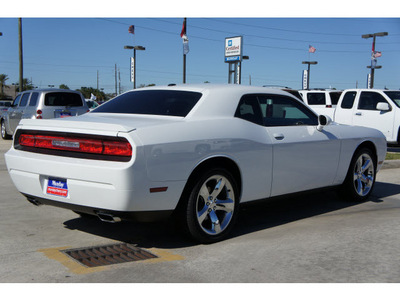 dodge challenger 2011 white coupe r t gasoline 8 cylinders rear wheel drive 6 speed manual 77090