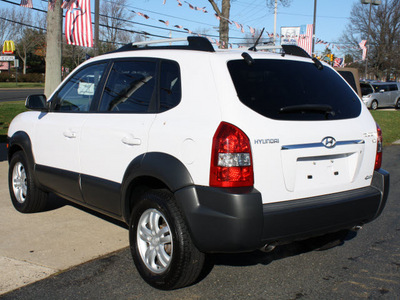 hyundai tucson 2008 white suv se gasoline 6 cylinders all whee drive automatic 07702