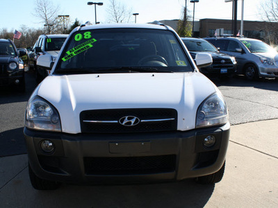 hyundai tucson 2008 white suv se gasoline 6 cylinders all whee drive automatic 07702