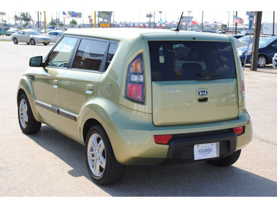 kia soul 2010 green hatchback gasoline 4 cylinders front wheel drive automatic with overdrive 77037