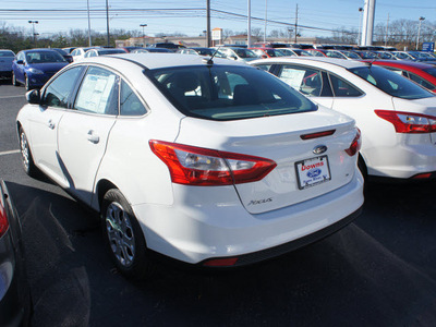 ford focus 2012 white sedan se gasoline 4 cylinders front wheel drive automatic 08753