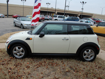 mini cooper 2008 off white hatchback gasoline 4 cylinders front wheel drive automatic 67210