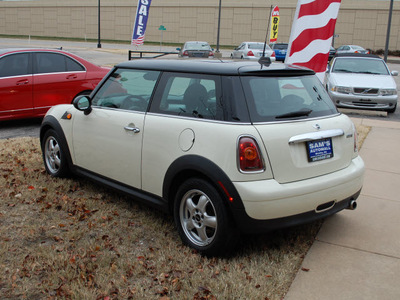 mini cooper 2008 off white hatchback gasoline 4 cylinders front wheel drive automatic 67210