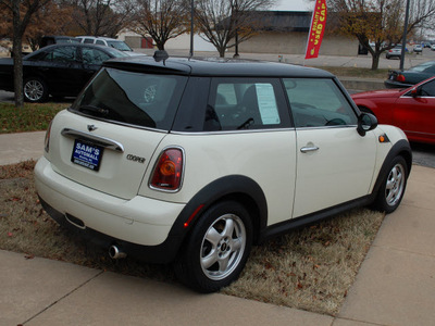 mini cooper 2008 off white hatchback gasoline 4 cylinders front wheel drive automatic 67210