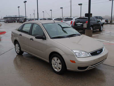 ford focus 2006 gold sedan zx4 se gasoline 4 cylinders front wheel drive automatic with overdrive 76087