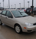 ford focus 2006 gold sedan zx4 se gasoline 4 cylinders front wheel drive automatic with overdrive 76087