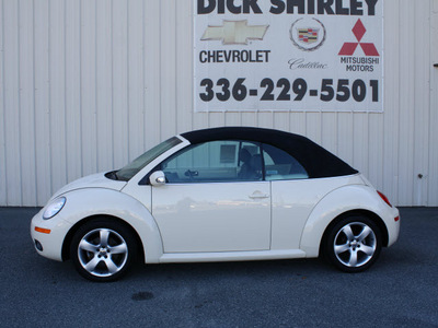 volkswagen new beetle 2006 yellow 2 5 gasoline 5 cylinders front wheel drive automatic 27215