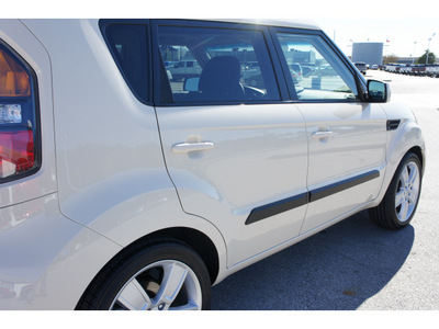 kia soul 2011 beige hatchback gasoline 4 cylinders front wheel drive automatic 77388