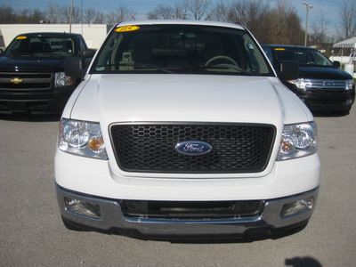 ford f 150 2005 white xlt gasoline 8 cylinders rear wheel drive automatic with overdrive 62863