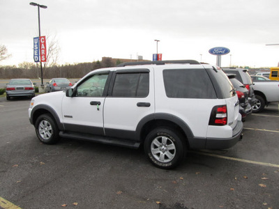 ford explorer 2006 white suv xlt gasoline 6 cylinders 4 wheel drive automatic with overdrive 13502