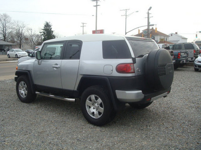 toyota fj cruiser 2007 silver suv gasoline 6 cylinders 4 wheel drive automatic 45324