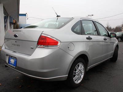 ford focus 2009 brilliant silver sedan se gasoline 4 cylinders front wheel drive automatic with overdrive 07701
