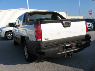 chevrolet avalanche z66 2003 white suv 1500 gasoline 8 cylinders rear wheel drive automatic 45840