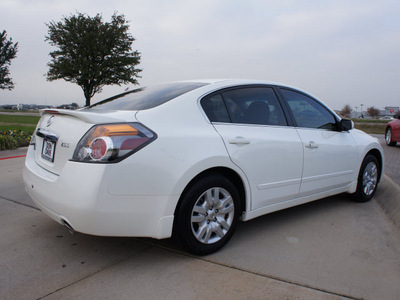 nissan altima 2010 white sedan 2 5 s gasoline 4 cylinders front wheel drive automatic 76018