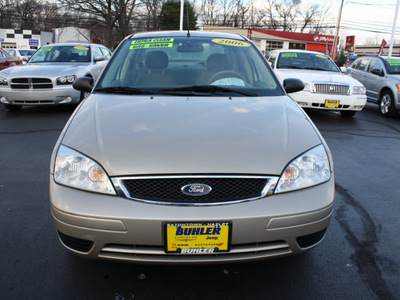 ford focus 2006 gold sedan zx4 se gasoline 4 cylinders front wheel drive automatic with overdrive 07730