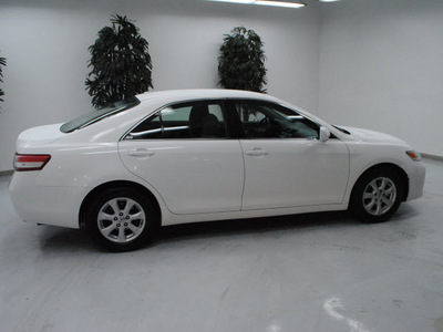 toyota camry 2010 white sedan le 4 cylinders front wheel drive automatic 91731