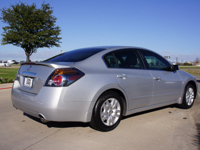 nissan altima 2009 silver sedan 2 5 s gasoline 4 cylinders front wheel drive automatic 76018