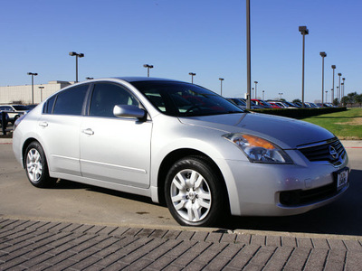 nissan altima 2009 silver sedan 2 5 s gasoline 4 cylinders front wheel drive automatic 76018