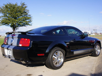 ford mustang 2005 black coupe gt deluxe gasoline 8 cylinders rear wheel drive automatic with overdrive 76018