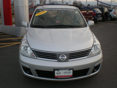 nissan versa 2009 silver hatchback gasoline 4 cylinders front wheel drive 6 speed manual 13502