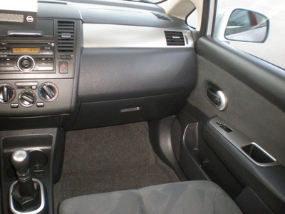 nissan versa 2009 silver hatchback gasoline 4 cylinders front wheel drive 6 speed manual 13502