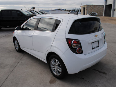 chevrolet sonic 2012 white hatchback lt gasoline 4 cylinders front wheel drive automatic 76087