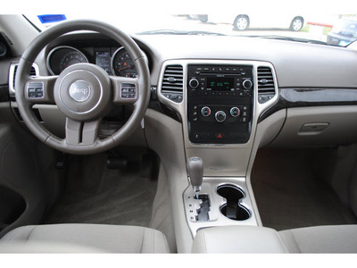 jeep grand cherokee 2011 white suv laredo gasoline 6 cylinders 2 wheel drive automatic 77037