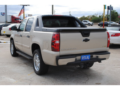 chevrolet avalanche 2007 gold suv ls 1500 gasoline 8 cylinders rear wheel drive automatic with overdrive 77037