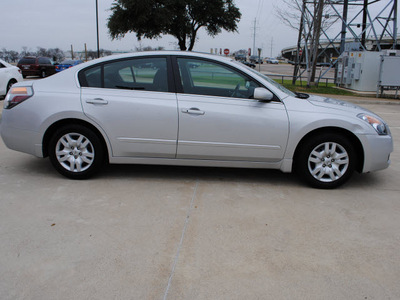 nissan altima 2009 silver sedan 2 5 s gasoline 4 cylinders front wheel drive automatic 75228