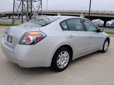 nissan altima 2009 silver sedan 2 5 s gasoline 4 cylinders front wheel drive automatic 75228