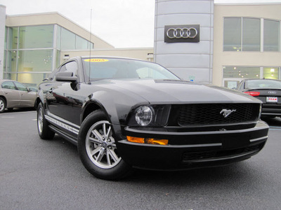 ford mustang 2005 black coupe v6 deluxe gasoline 6 cylinders rear wheel drive automatic with overdrive 46410