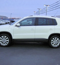 volkswagen tiguan 2011 white suv se gasoline 4 cylinders front wheel drive automatic 46410