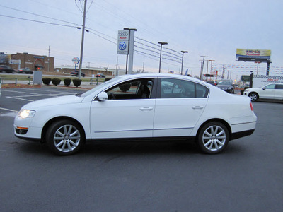 volkswagen passat 2010 white sedan komfort gasoline 4 cylinders front wheel drive automatic 46410