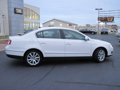 volkswagen passat 2010 white sedan komfort gasoline 4 cylinders front wheel drive automatic 46410