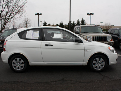 hyundai accent 2010 white hatchback blue gasoline 4 cylinders front wheel drive 5 speed manual 07702