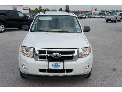 ford escape 2009 white suv xlt gasoline 6 cylinders front wheel drive automatic 77388