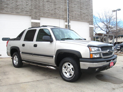 chevrolet avalanche 2004 silver 1500 gasoline 8 cylinders 4 wheel drive automatic 80301