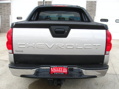 chevrolet avalanche 2004 silver 1500 gasoline 8 cylinders 4 wheel drive automatic 80301