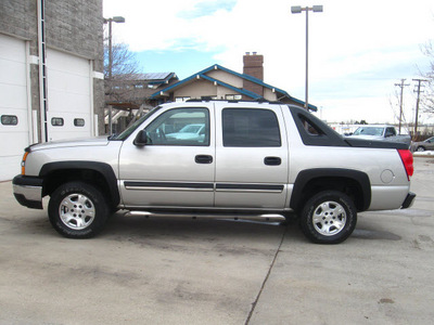 chevrolet avalanche 2004 silver 1500 gasoline 8 cylinders 4 wheel drive automatic 80301