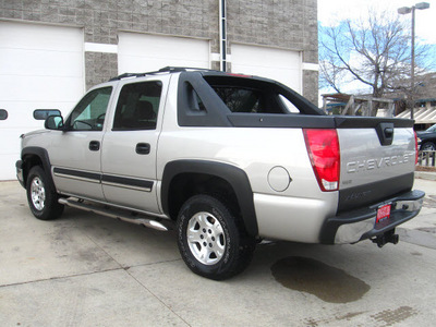 chevrolet avalanche 2004 silver 1500 gasoline 8 cylinders 4 wheel drive automatic 80301