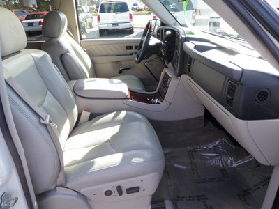 cadillac escalade esv 2005 white suv platinum edition gasoline 8 cylinders all whee drive automatic 32401