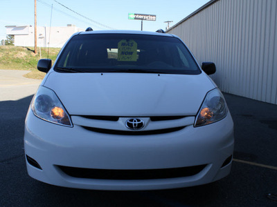 toyota sienna 2006 off white van le gasoline 6 cylinders front wheel drive automatic 27215