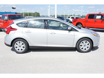 ford focus 2012 silver hatchback se gasoline 4 cylinders front wheel drive 6 speed automatic 77388