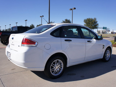 ford focus 2008 white sedan se gasoline 4 cylinders front wheel drive automatic 76018