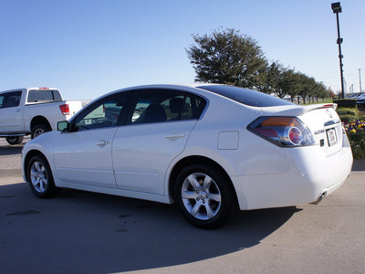 nissan altima 2008 white sedan 2 5 s gasoline 4 cylinders front wheel drive automatic 76018