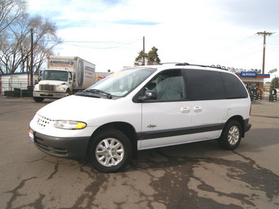 plymouth voyager 1997 bright white van se gasoline 6 cylinders front wheel drive automatic 80911